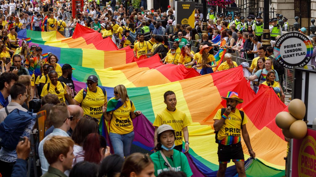 伦敦同志游行50周年    百万人上街“彩虹欢庆”