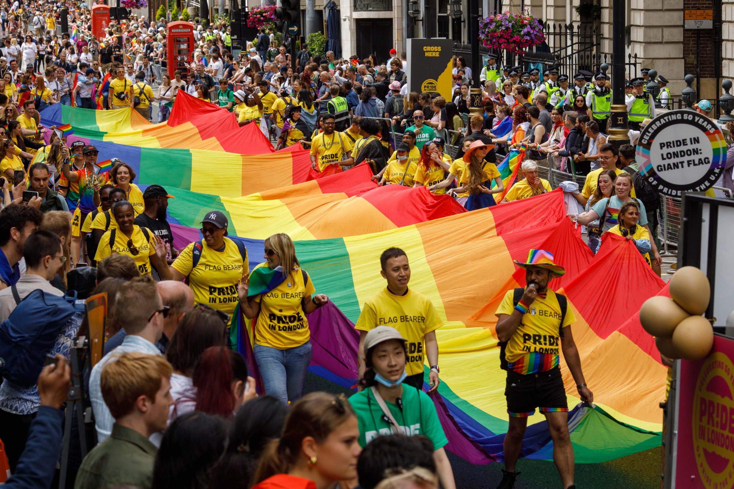伦敦同志游行50周年 百万人上街“彩虹欢庆”