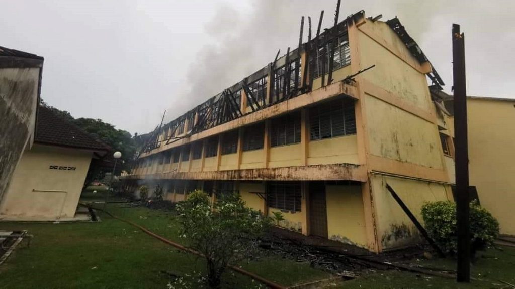 宗教中学宿舍楼失火 传出爆炸声骇人