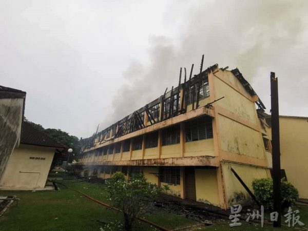 供FB／宗教中学宿舍楼失火，传出爆炸声骇人