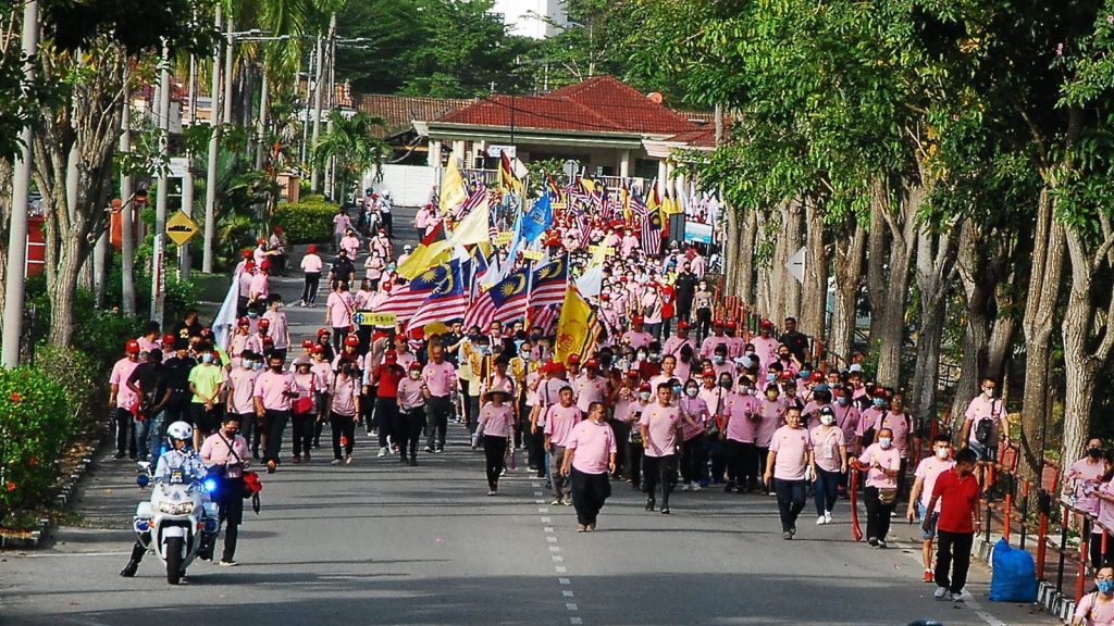 逾2000人参与马口火炬行 马口掀起粉红浪潮