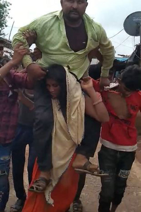 印度女子疑出轨被揭发 被丈夫骑肩膀上游街 