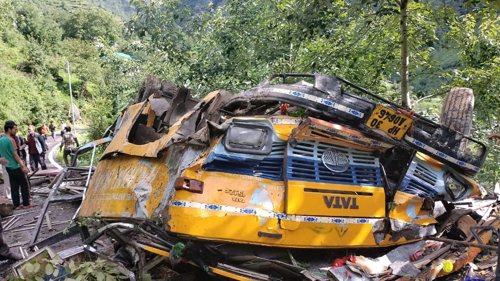 印度巴士坠谷  20人丧生包括小学生