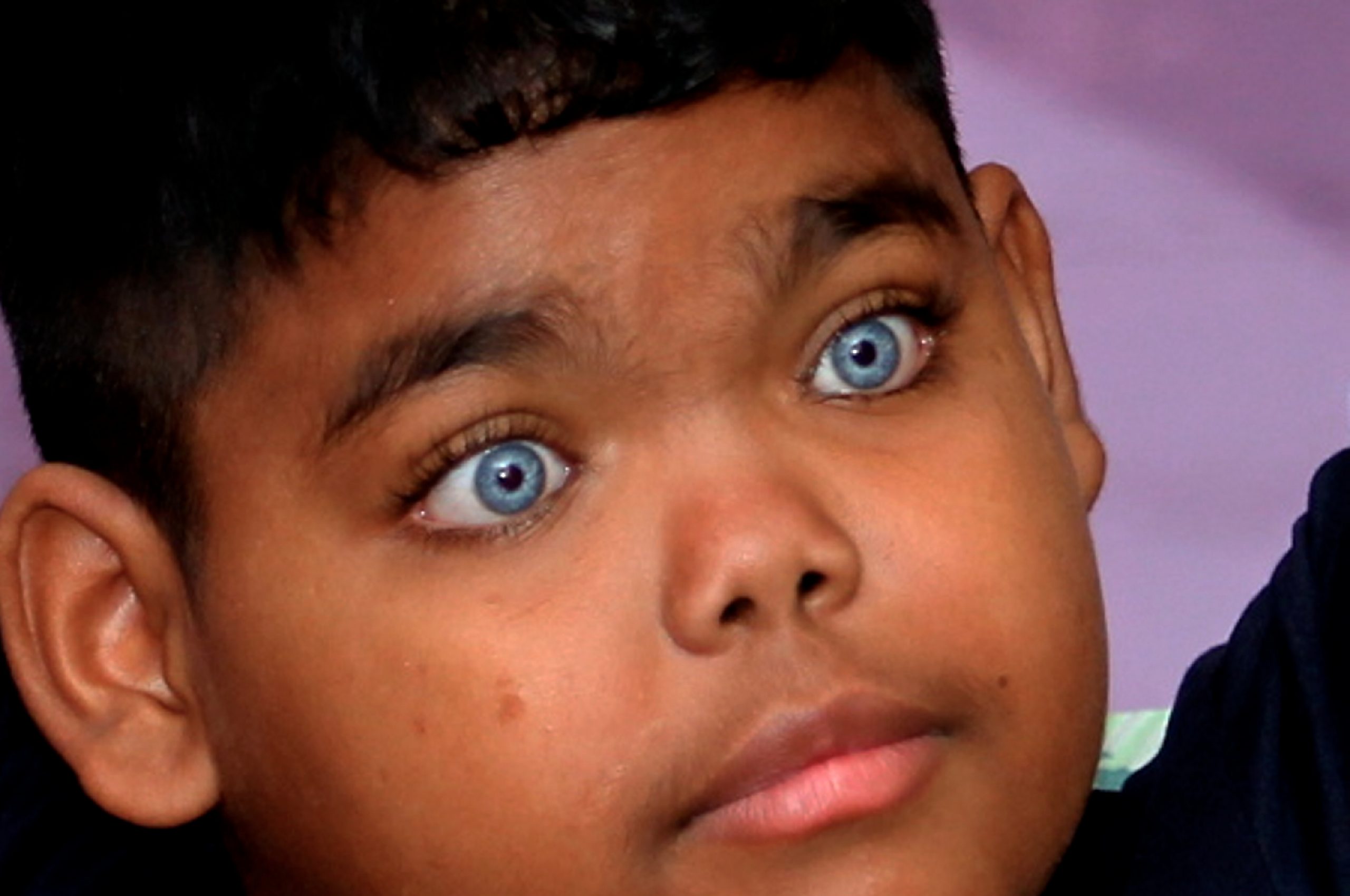 原住民聋哑男孩 拥一双蓝眼睛引瞩目