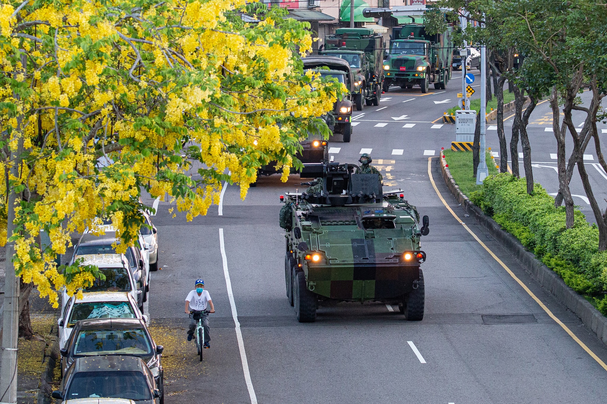 台湾军方云豹装甲车进行街道巡逻