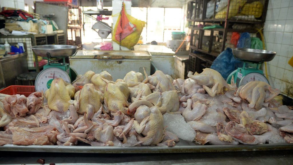 净鸡顶价虽涨 但来货成本高   小贩：赚不到RM1
