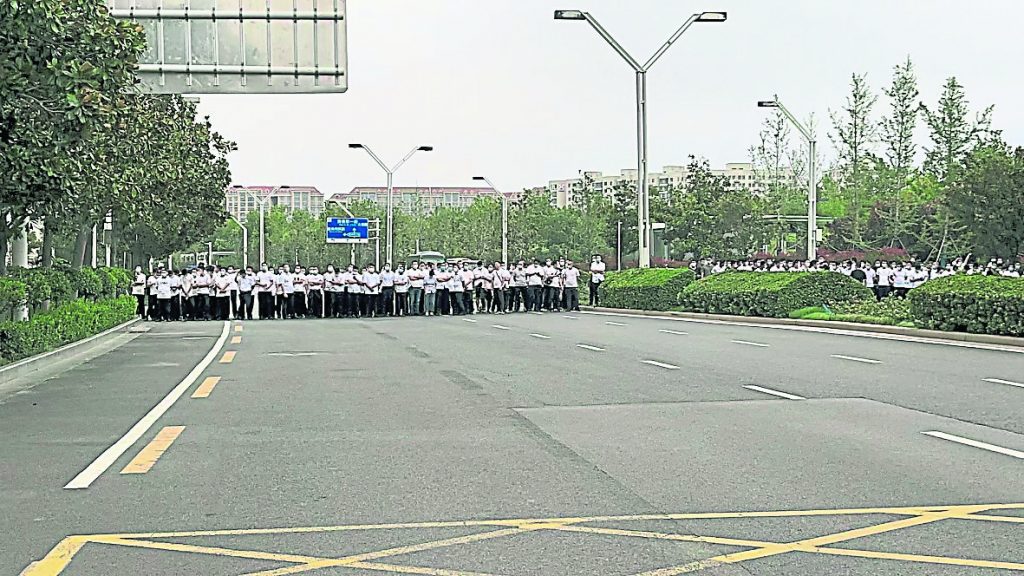 河南银行弊案 | 3千人郑州维权    “白衣人”施袭示威人群
