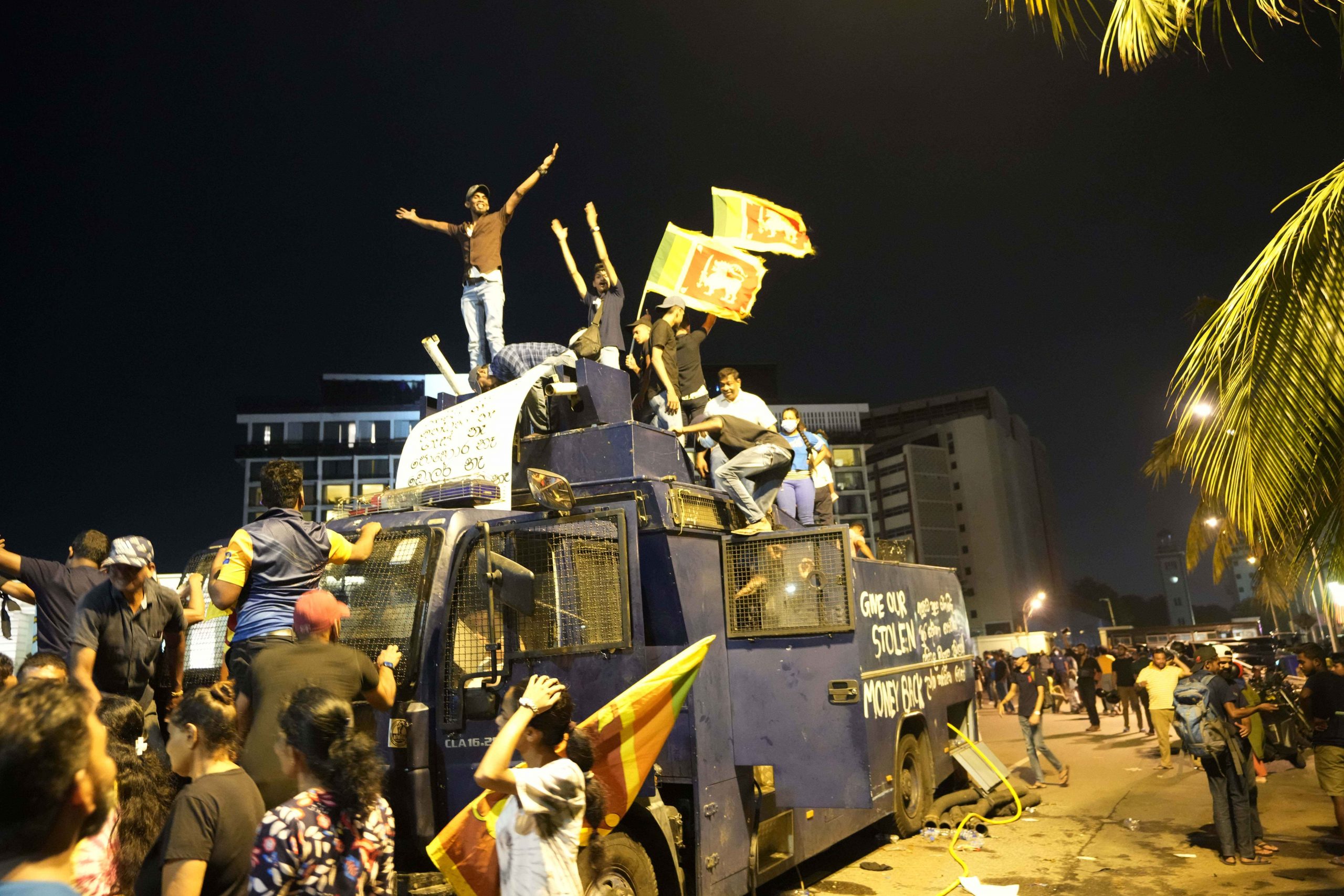 官邸遭示威群众闯入 斯里兰卡总统宣布辞职