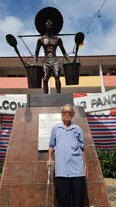 **已签发**柔：狮城二三事：新加坡建国一代铜像原型，101岁老农逝世