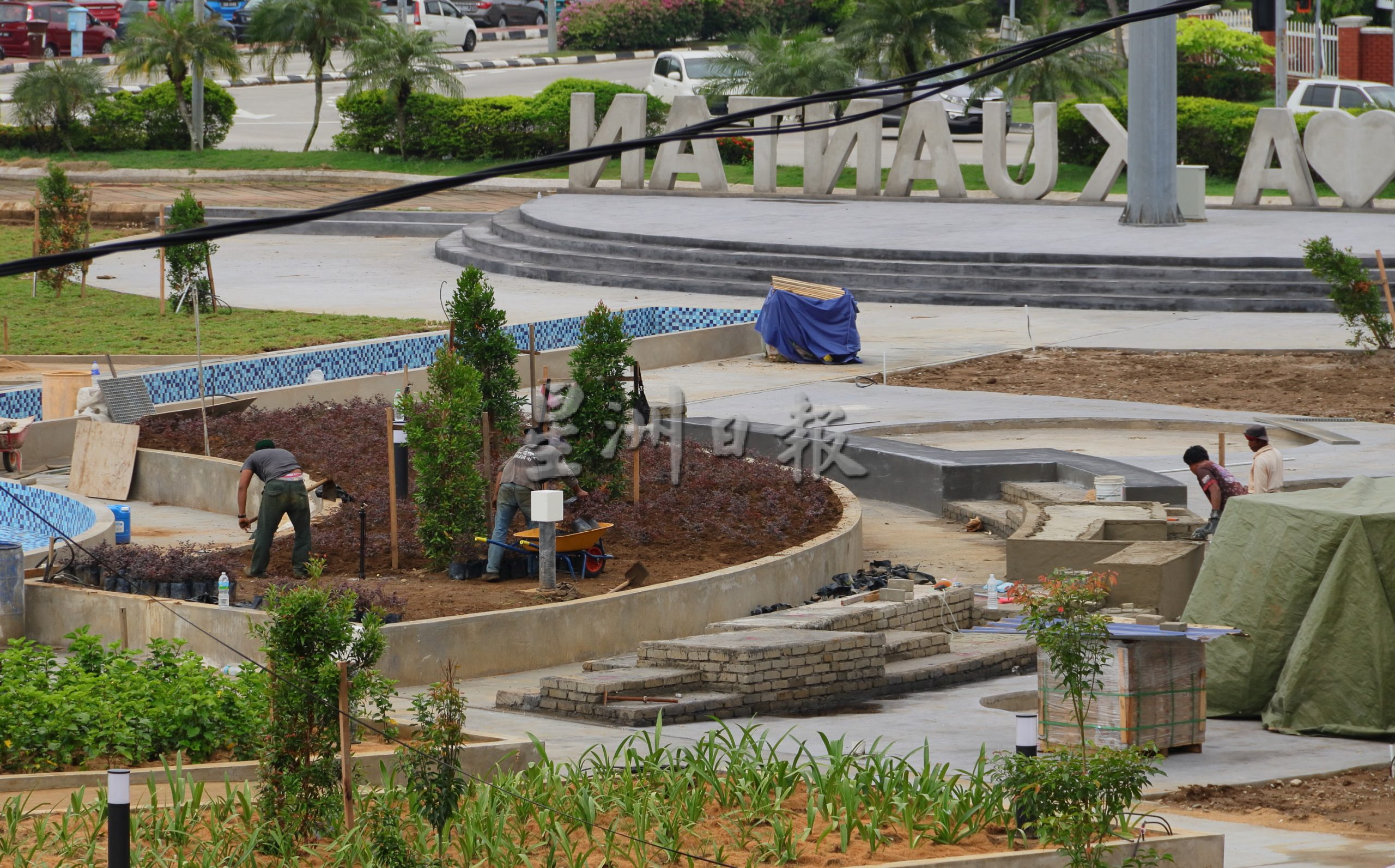 建喷泉增钟楼种植物 关丹MPK3草场变公园