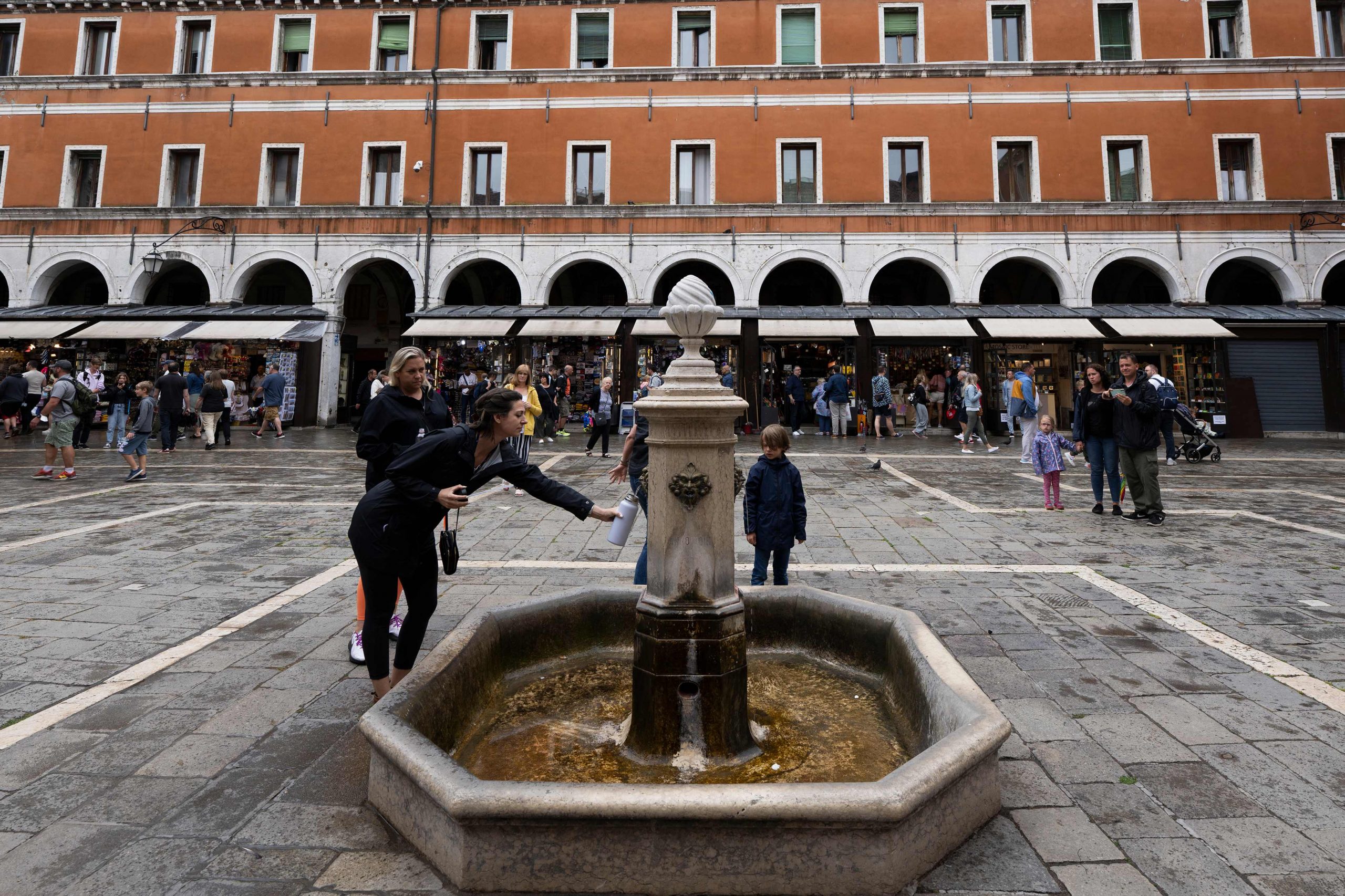 拼盘 威尼斯为避免塑料垃圾  鼓励游客喝喷泉水