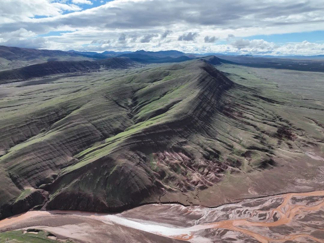  拼盘／中国科考队在青藏高原可可西里发现罕见“红山脉” 