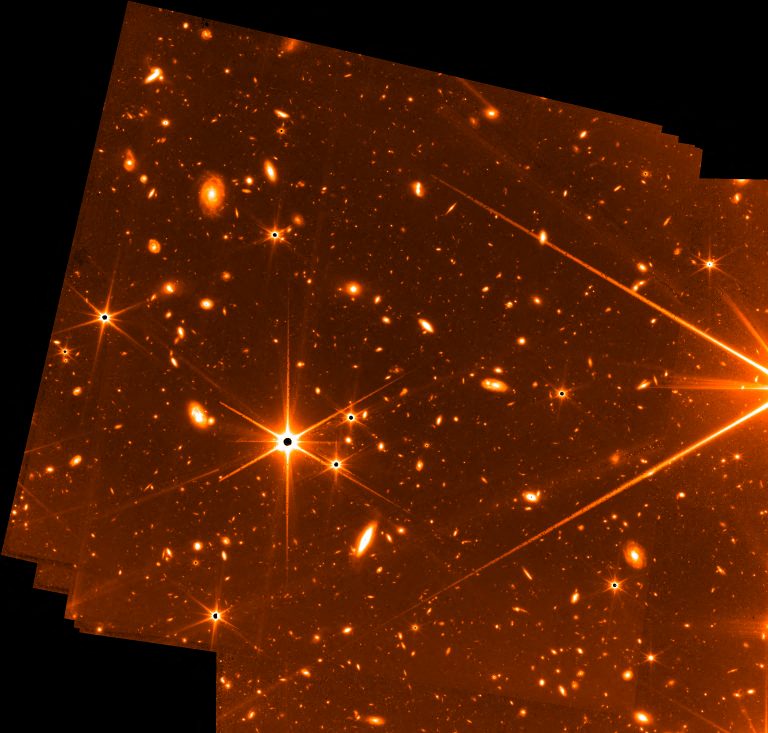 拼盘／NASA发布韦伯望远镜的新测试图像 作为首张全彩图像的“预览”