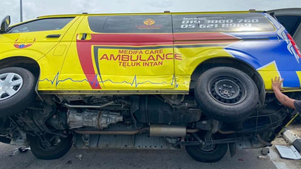 救护车与轿车相撞  陆交局官员助送病患
