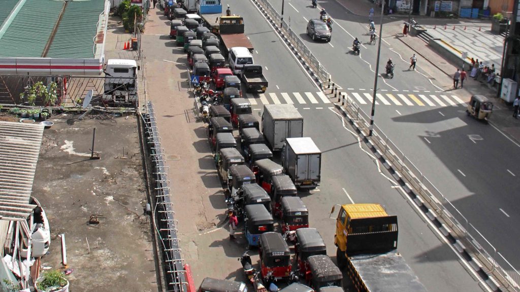 斯里兰卡汽油剩一天存货 交通濒瘫