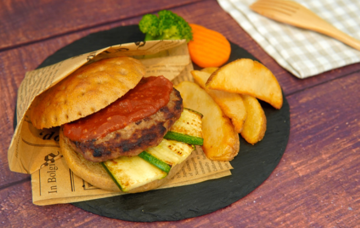 日本飞机餐首次推出昆虫食品：汉堡含蟋蟀粉末