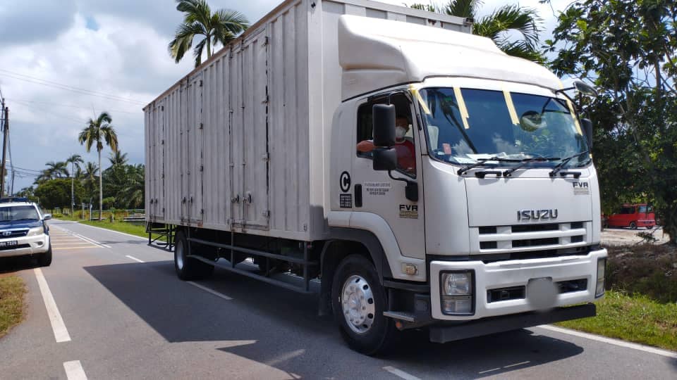 柔：8吨以上重型车辆违规使用甘榜路段，遭陆交局取缔