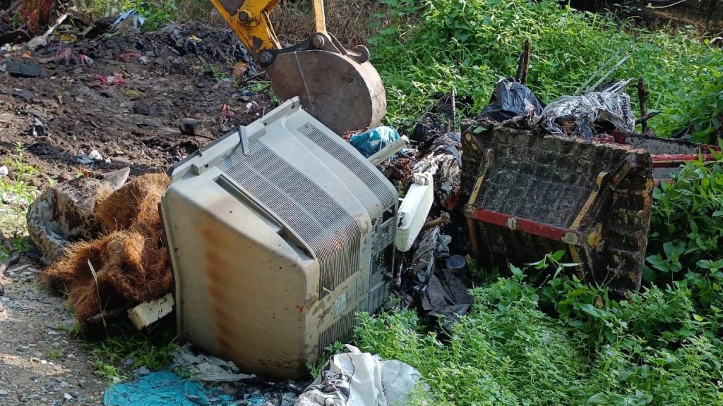 加亨南区路段现垃圾堆 马华助派员清理