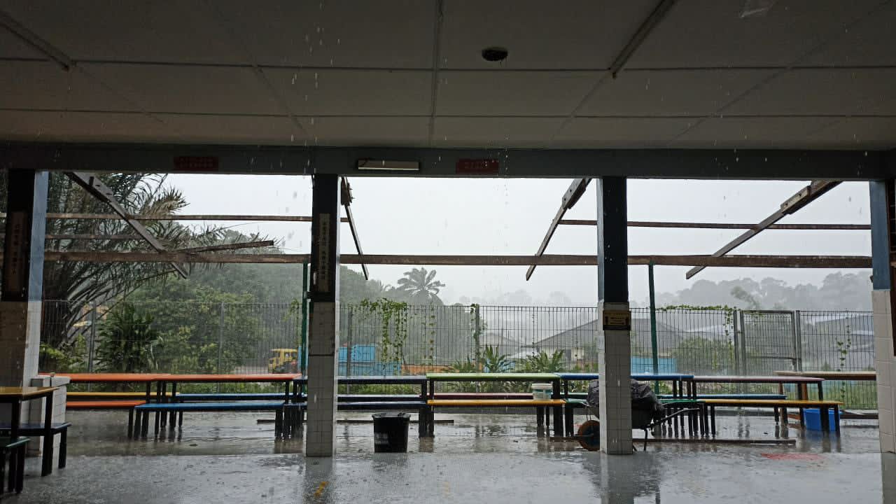 柔：新闻：风灾袭坚柏华小校园  食堂屋顶被掀 无人伤