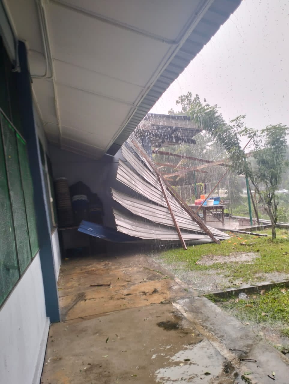 柔：新闻：风灾袭坚柏华小校园  食堂屋顶被掀 无人伤