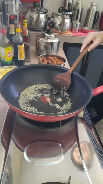 林秀洙带动妇女烹饪，美味黄梨鸡，口感酸甜