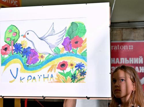 每日一展2图）“拒绝战争”：乌克兰儿童以艺术描述俄入侵