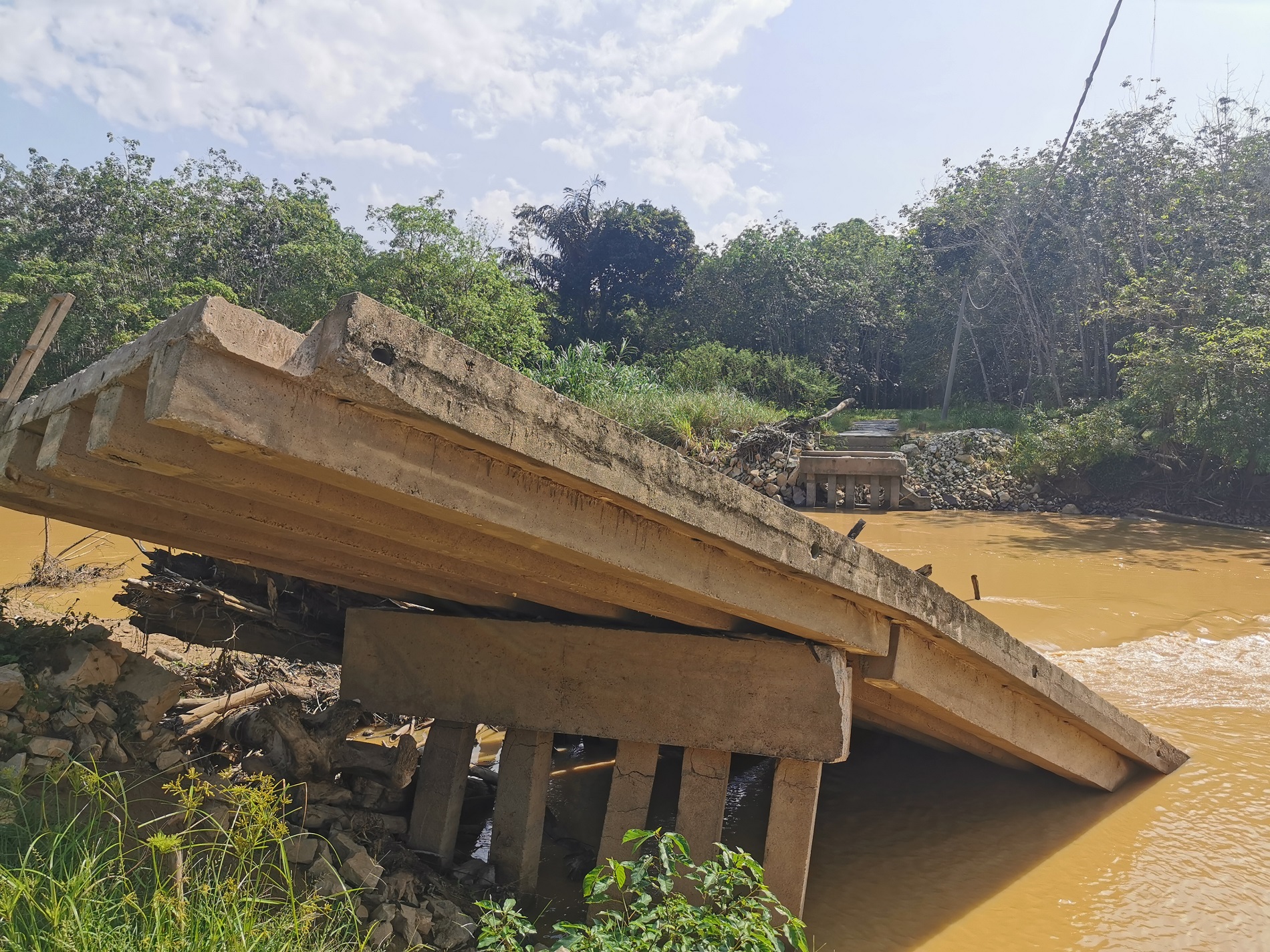 洪水冲垮出入超不便 快重建丹绒吉拉央大桥