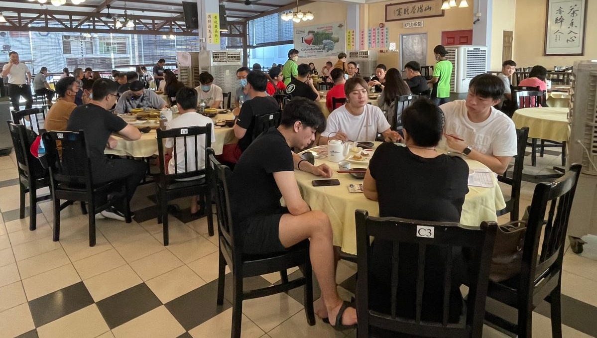 涨价声中迎7月首个周末 旅游区食肆等保持热度