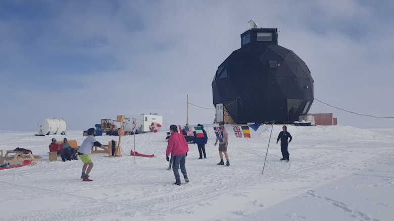 热浪席卷格陵兰　升至摄氏15度致融冰加速　科学家穿短裤打排球