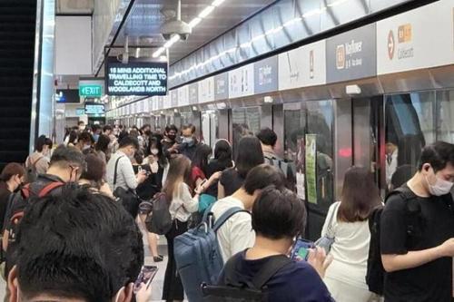 狮城汤东地铁线服务中断 乘客工作迟到被扣薪
