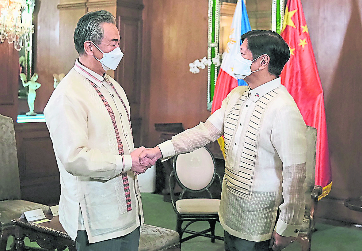 王毅到访菲律宾会见新任总统小马可斯