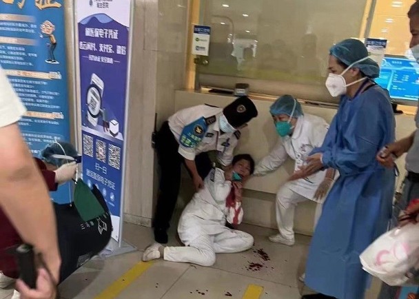 男子在上海瑞金医院持刀伤人 警方开枪制服  ​