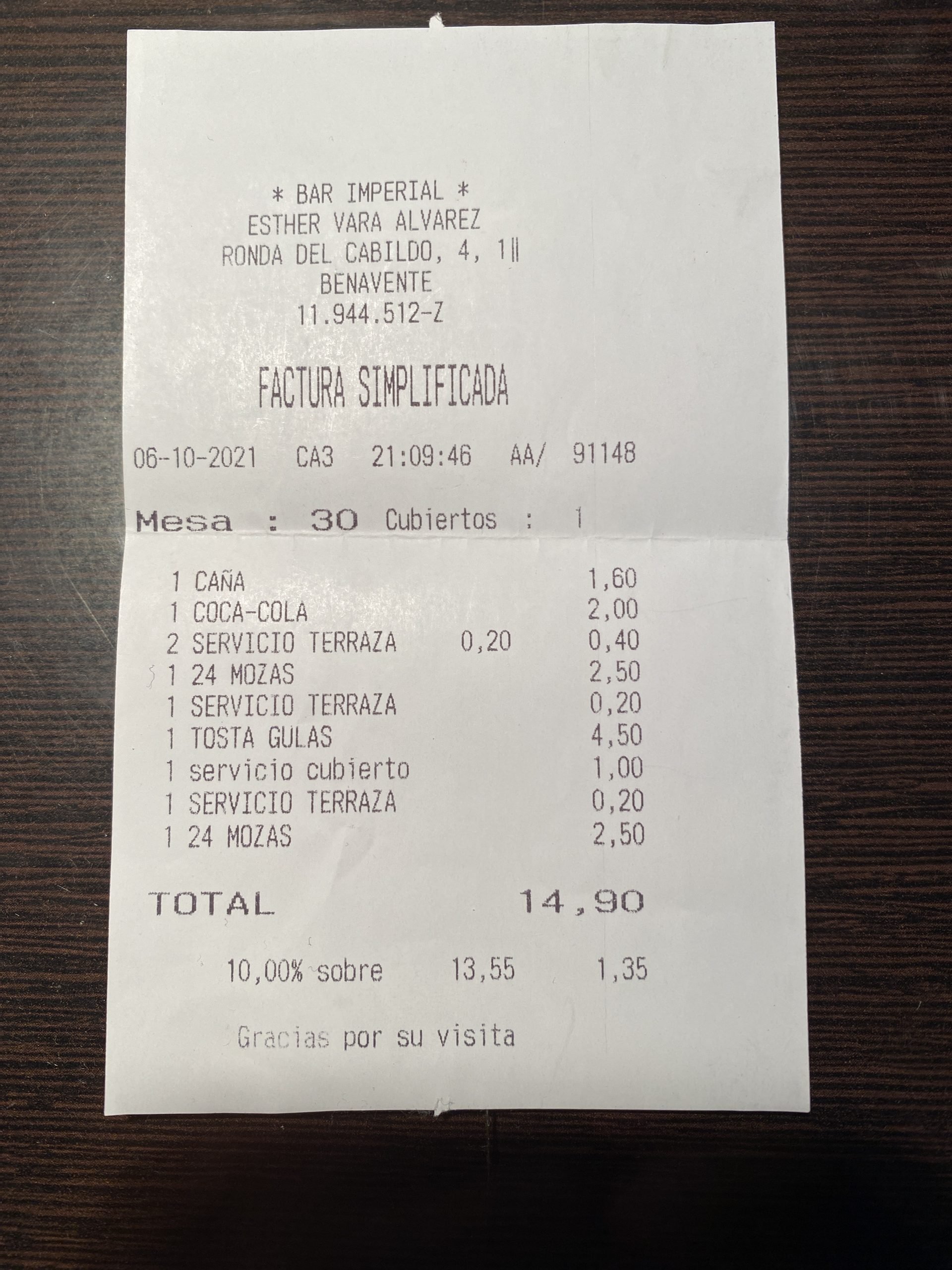 男子指控餐馆“每次服务都额外收费”·餐馆回应：“收费的是酒水”