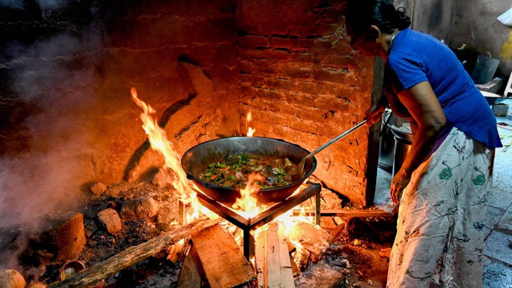 斯里兰卡人没气没油  被迫烧柴用碳煮食