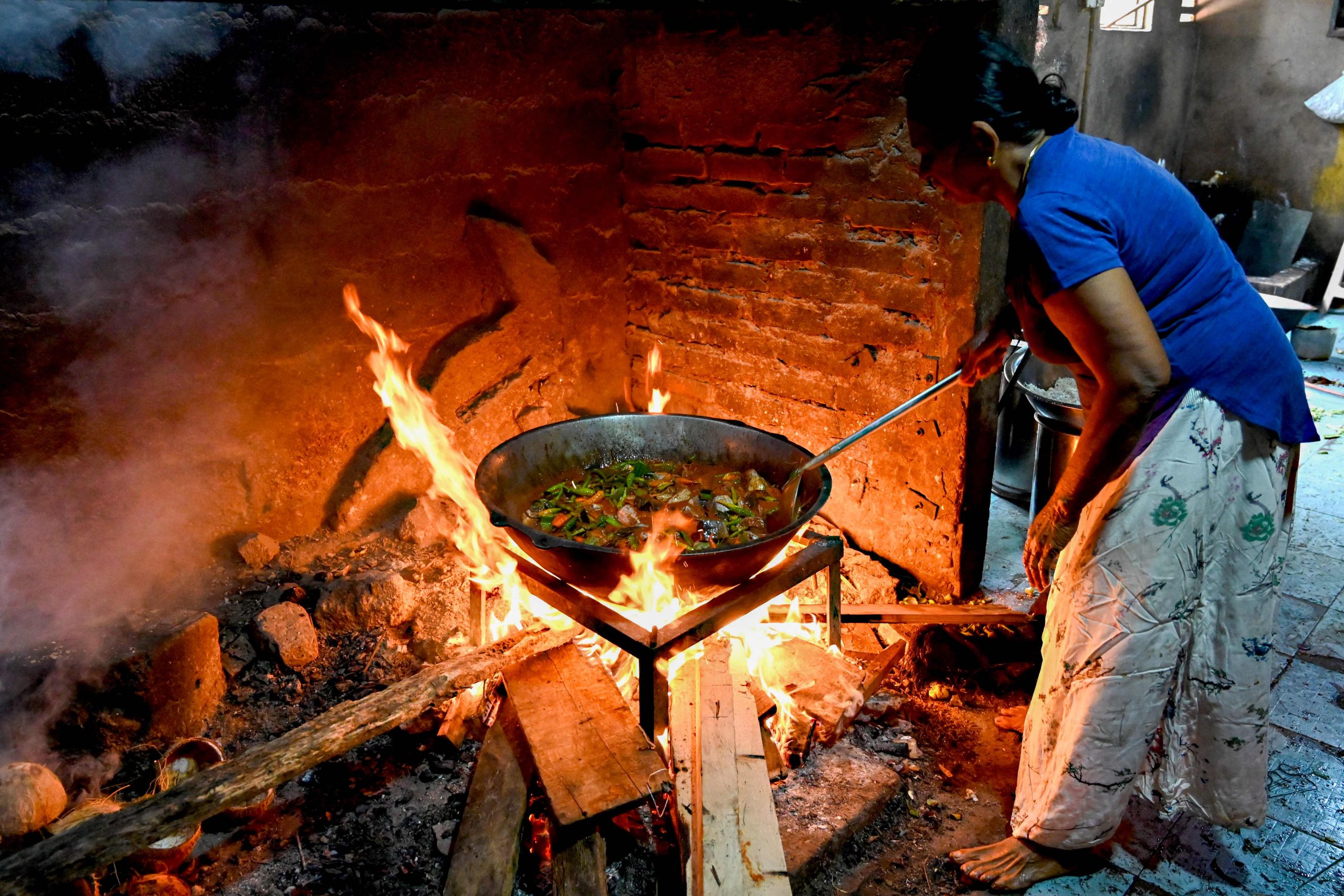 看世界 斯里兰卡人没气没油 被迫烧柴用碳煮食
