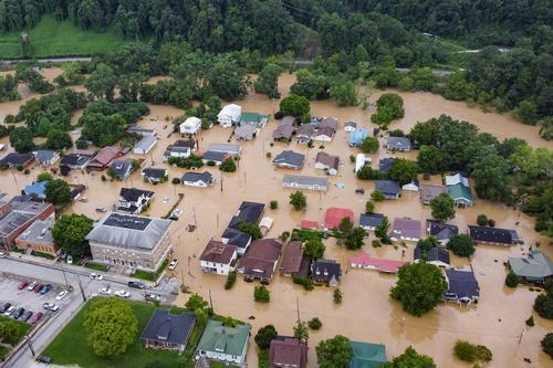 看世界主照两图）肯塔基州历史性暴雨酿8死 多人下落不明「发布紧急状态」