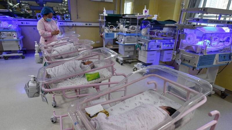 中国29省新生儿数锐减 中媒称“断崖式下降”