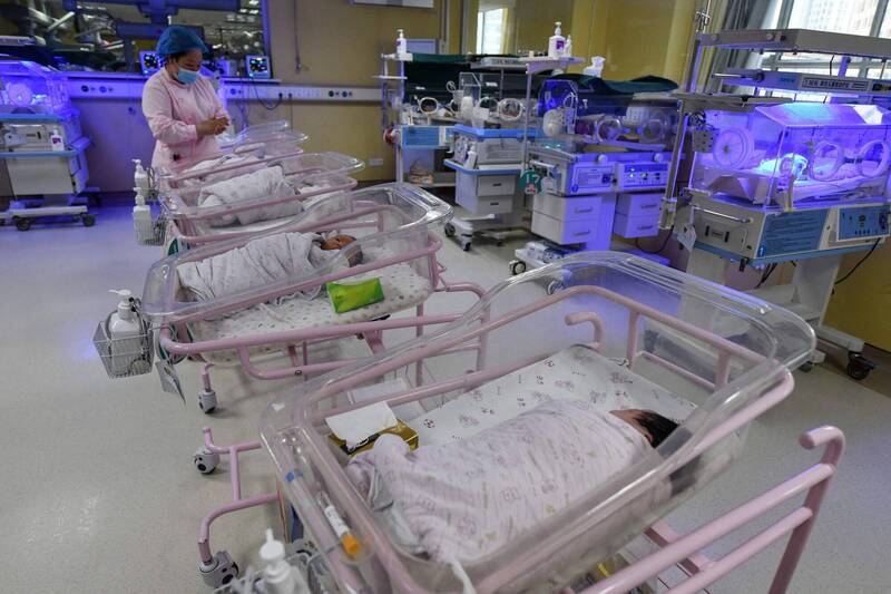 看世界／中国29省新生儿数锐减 中媒称“断崖式下降”