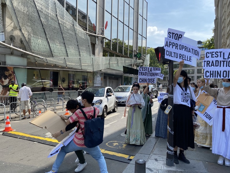看世界／巴黎中国留学生抗议Dior抄袭 反示威者：裙子比人权重要？