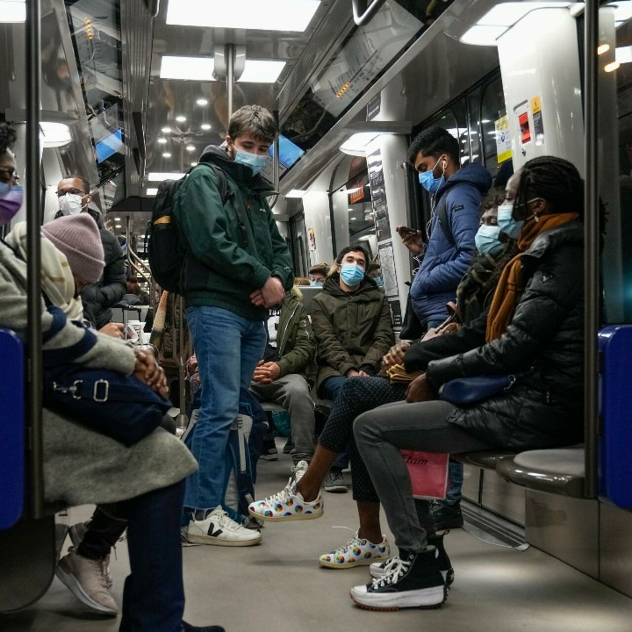 看世界／法国疫情暑假来袭　7成民众盼地铁再强制戴口罩