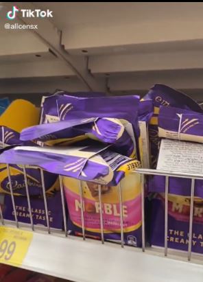 英国太热 网传有超市货架上巧克力热到融
