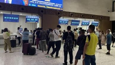 西安爆BA.5本土案例 | 火车站涌现人潮　民众拖行李趁管控前离开