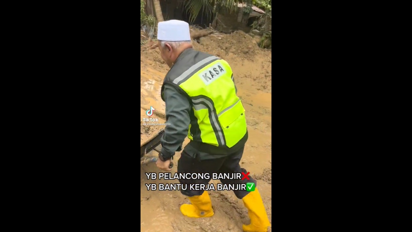 视频 | 环境部长清理烂泥被骂作秀·网民：衣服乾净 摄影师围绕