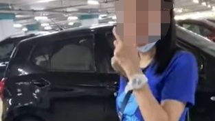 视频|两女争停车位引网议 “婴儿车是车吗？”