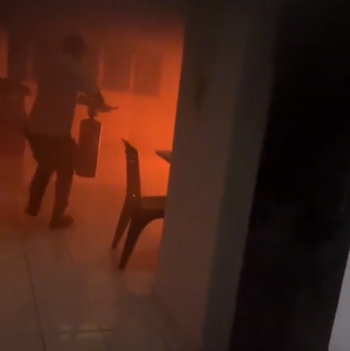 视频|楼下起火邻居却睡著了 男子与保安奋勇破门灭火