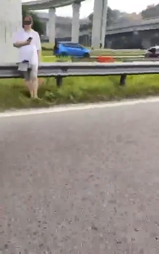 视频|高速公路疑被老公赶下车 妇女获路过男子搭救