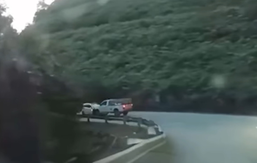 货卡轿车相撞视频引热议 网民促警调查