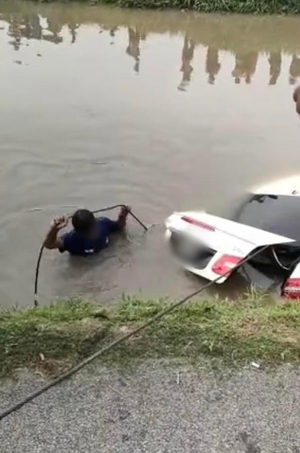 轿车掉入河里