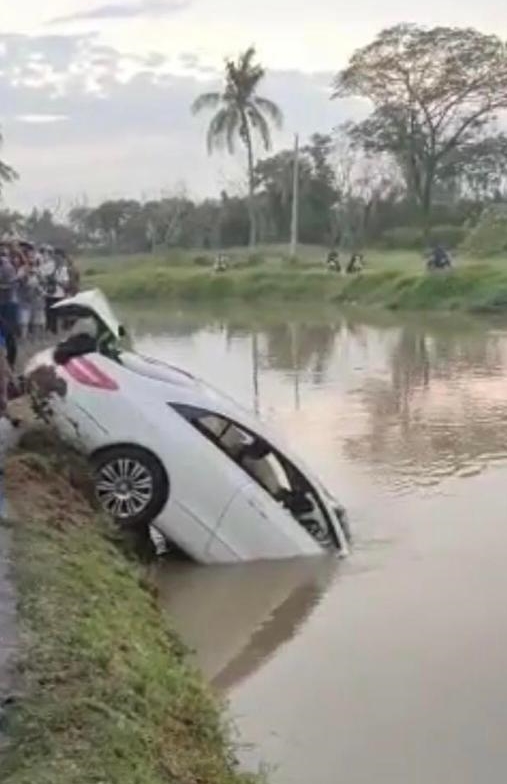 轿车掉入河里