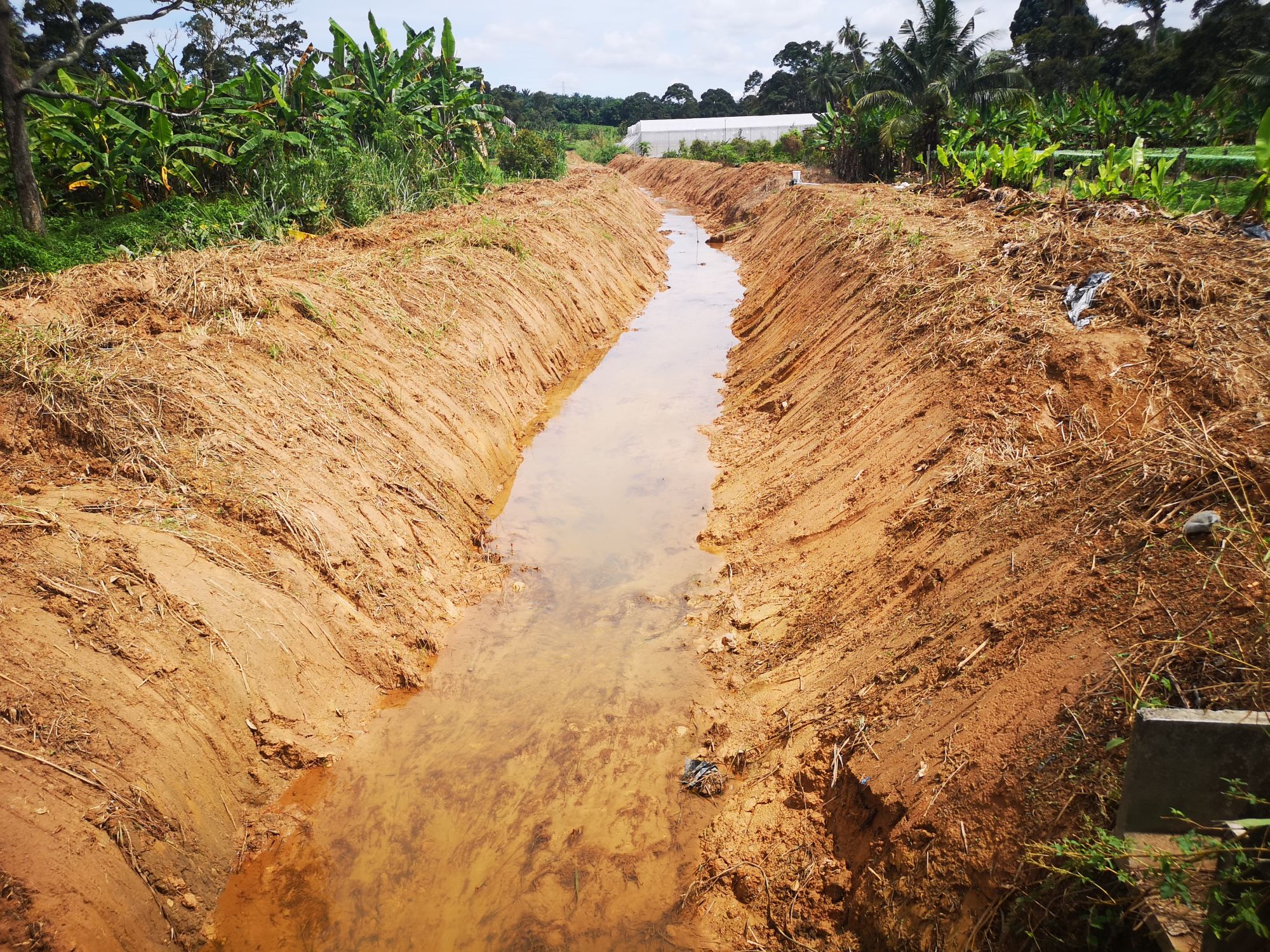 阿依沙叻农民受促移走河旁农物民及安装活动性抽水机以利清河工作